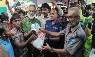 চকরিয়া পেকুয়ার বন্যাদুর্গত মানুষের পাশে জেলা পুলিশ, ত্রাণ দিলেন পুলিশ সুপার
