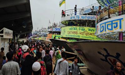 সদরঘাটে লঞ্চে উপচে পড়া ভিড়, অতিরিক্ত যাত্রী নিয়ে ঝুঁকিপূর্ণ যাত্রা