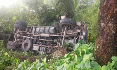 মাগুরায় নিয়ন্ত্রণ হারিয়ে খাদে উল্টে গেল টাইলস বোঝাই ট্রাক, চালক আহত