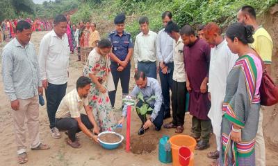 গুইমারায় খাল পুনঃখনন কাজ পরিদর্শনে জেলা প্রশাসক