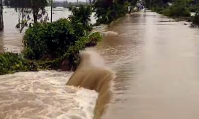 খোয়াই নদীর বাঁধ ভেঙে প্লাবিত ২৫ গ্রাম, পানিবন্দি হাজারো মানুষ