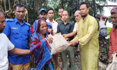 মদনে আগুনে পুড়ে যাওয়া কৃষক পরিবারের পাশে দাঁড়ালেন ইউএনও
