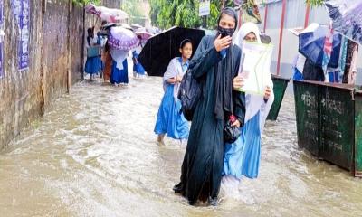 ভারী বর্ষণে পটিয়ার নিম্নাঞ্চল প্লাবিত, হাঁটু পানি মাড়িয়ে শিক্ষার্থীদের স্কুলে যাতায়াত