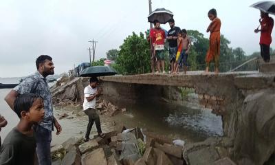 মিঠামইনে ঘাগড়া-কেওয়ারজোড় সংযোগ সড়ক ভেঙে জনদুর্ভোগ