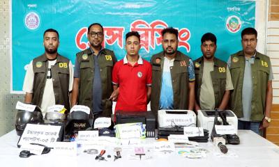 গাজীপুরে সরকারি কর্মকর্তার ছদ্মবেশী প্রতারক রুবেল গ্রেপ্তার, মালামাল উদ্ধার