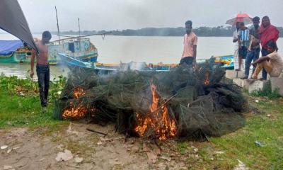 ঝালকাঠির সুগন্ধা নদীতে অভিযান, বিপুল পরিমাণ কারেন্ট জাল জব্দ