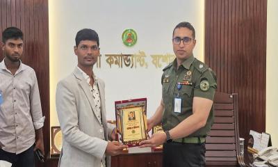 পুলিশ ক্যাডারে প্রথম হওয়া আনসার সদস্যের সন্তানকে সংবর্ধনা