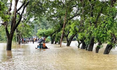 বন্যার তিন দিন পর জোরদার ত্রাণ, তবুও সংকটে চট্টগ্রামের দুর্গত মানুষ