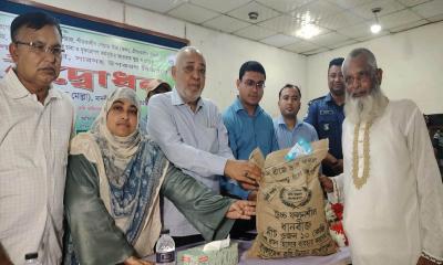 দৌলতপুরে ৮ হাজার ৫৫০ কৃষকের হাতে কৃষি প্রণোদনার উপকরণ