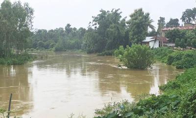 মুহুরী নদীর পানি বিপৎসীমার নিচে, তবুও উৎকণ্ঠায় নদীতীরের মানুষ
