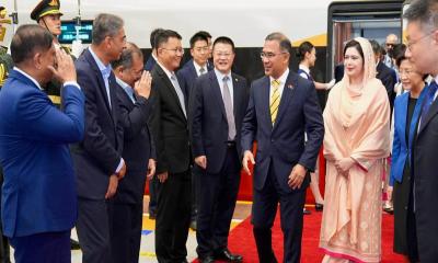 বেইজিংয়ে প্রধানমন্ত্রী তারেক রহমানকে লাল গালিচা সংবর্ধনা