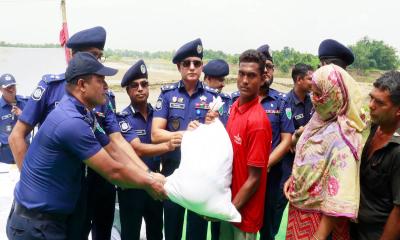 মৌলভীবাজারে বন্যার্তদের ত্রাণ ও চিকিৎসাসেবা দিল সিলেট রেঞ্জ পুলিশ