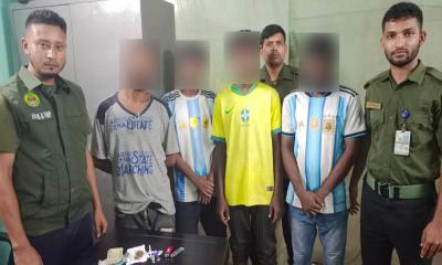 নারায়ণগঞ্জে হাসপাতাল থেকে মাদকসহ ৪ জনকে আটক করল আনসার