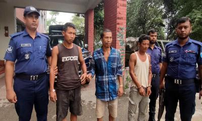 সেনাবাহিনী ও পুলিশের যৌথ অভিযান: মাটিরাঙ্গায়  প্রসীত গ্রুপের অস্ত্রসহ ৩ সন্ত্রাসী আটক।