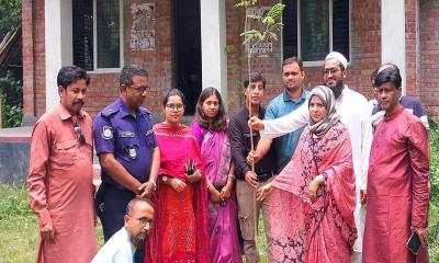 ঘিওরে প্রেসক্লাবের উদ্যোগে বৃক্ষরোপণ, চারা রোপণ করলেন ইউএনও