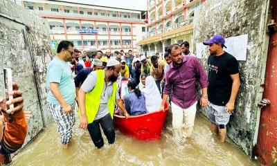 কুমিল্লায় জলাবদ্ধতার এক কেন্দ্রে ‘সময় বিড়ম্বনায়’ এইচএসসি পরীক্ষার্থীরা
