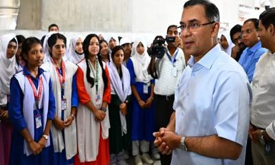 সংসদে শিক্ষার্থীদের সঙ্গে প্রধানমন্ত্রীর কুশল বিনিময়
