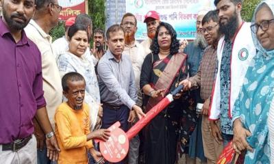 চুয়াডাঙ্গায় পথচারীদের মাঝে রেড ক্রিসেন্টের স্যালাইন ও ছাতা বিতরণ
