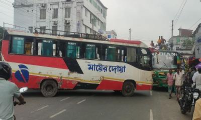 বিজিবির বিরুদ্ধে হেলপারকে মারধরের অভিযোগ, জয়পুরহাটে সড়ক অবরোধ