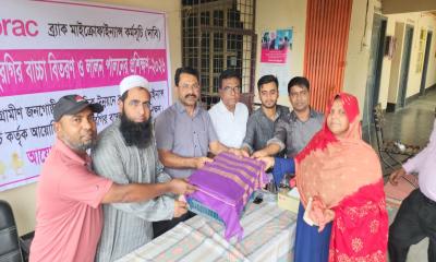 ভেড়ামারায় ব্র্যাকের উদ্যোগে হাঁস-মুরগির বাচ্চা বিতরণ