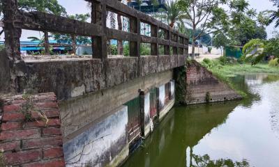 ঝিকরগাছায় খালে বাঁধ দিয়ে মাছ চাষ, পানিপ্রবাহ ব্যাহত হওয়ার শঙ্কা