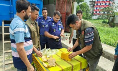 কুমিল্লায় কাভার্ডভ্যানে লুকানো ১ লাখ ৬০ হাজার ইয়াবা উদ্ধার, আটক ৫