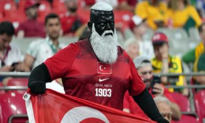 গ্যালারির রহস্যময় সমর্থক ‘উদি নেকো’, অদ্ভুত সাজসজ্জার  কারণ কী?