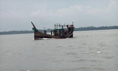 গভীর সমুদ্রে ট্রলারের পাখা বিকল, তিন দিন ধরে সাগরে ভাসছে ১৭ জেলে
