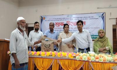 কামারখন্দে কৃষকদের মাঝে বিনামূল্যে কৃষি উপকরণ বিতরণ