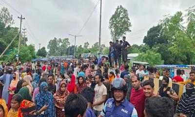 ৬ দফা দাবিতে শ্রমিকদের বিক্ষোভ, বন্ধ ঢাকা-পাটুরিয়া সড়ক