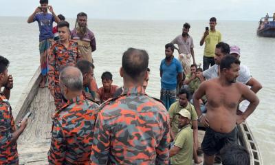 পাথরঘাটায় ট্রলার ডুবে নিখোঁজ জাহাঙ্গীর, চলছে উদ্ধার অভিযান
