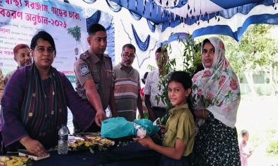 সরিষাবাড়ীতে প্রান্তিক শিশুদের মাঝে স্কুল ব্যাগ ও ছাতা বিতরণ