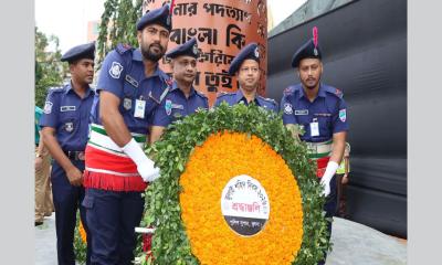 খুলনায় জুলাই শহীদ দিবস পালিত, স্মৃতিস্তম্ভে পুলিশ সুপারের শ্রদ্ধা