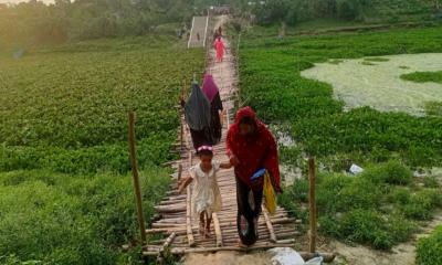 দামুড়হুদার ভৈরব নদের ওপর বাঁশের সাঁকোতে ঝুঁকি নিয়ে চলাচল