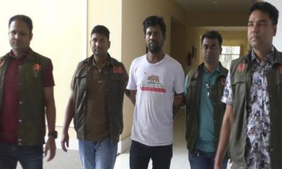 যশোরে ২০ মামলার আসামি দুর্ধর্ষ সন্ত্রাসী ‘খোঁড়া কামরুল’ আটক