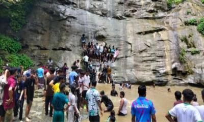 মিরসরাই খৈয়াছড়া ঝরনায় পর্যটকদের ঢল