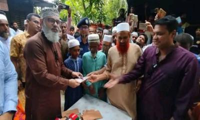 নাজিরপুরে পরিবার হারানো শিশুর পাশে এমপি মাসুদ সাঈদী