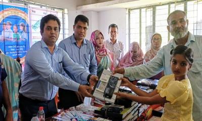 বরগুনায় ৩০০ কৃতি শিক্ষার্থীর মাঝে শিক্ষা উপকরণ বিতরণ