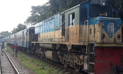 ট্রেনের সাথে ট্রাকের সংঘর্ষ, ঢাকা-চট্টগ্রাম রেল যোগাযোগ বন্ধ