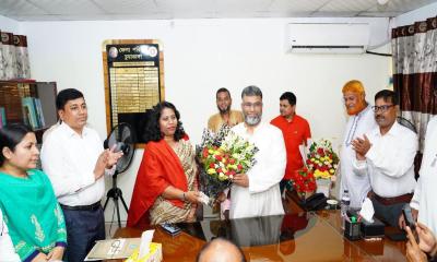 চুয়াডাঙ্গা জেলা পরিষদের প্রশাসক শরীফুজ্জামান শরীফের দায়িত্ব গ্রহণ